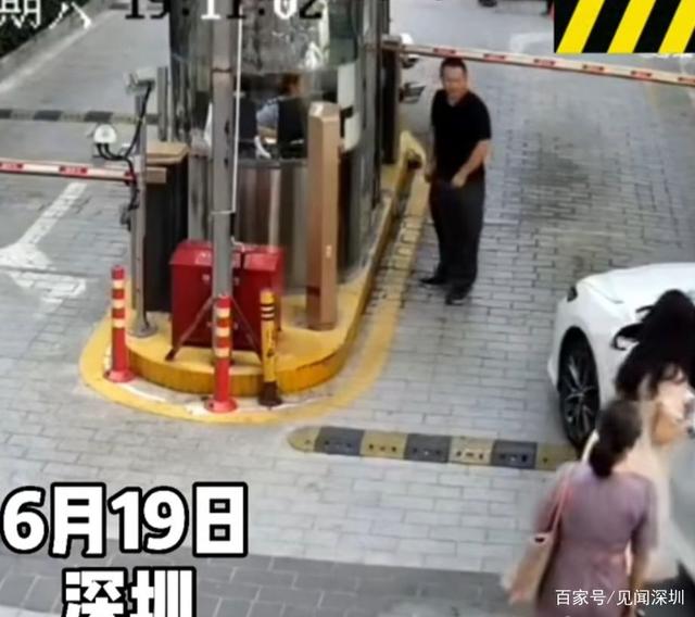 又是油門當(dāng)剎車，深圳女司機(jī)剛啟動就撞翻崗?fù)ぃ０矄T骨折受傷